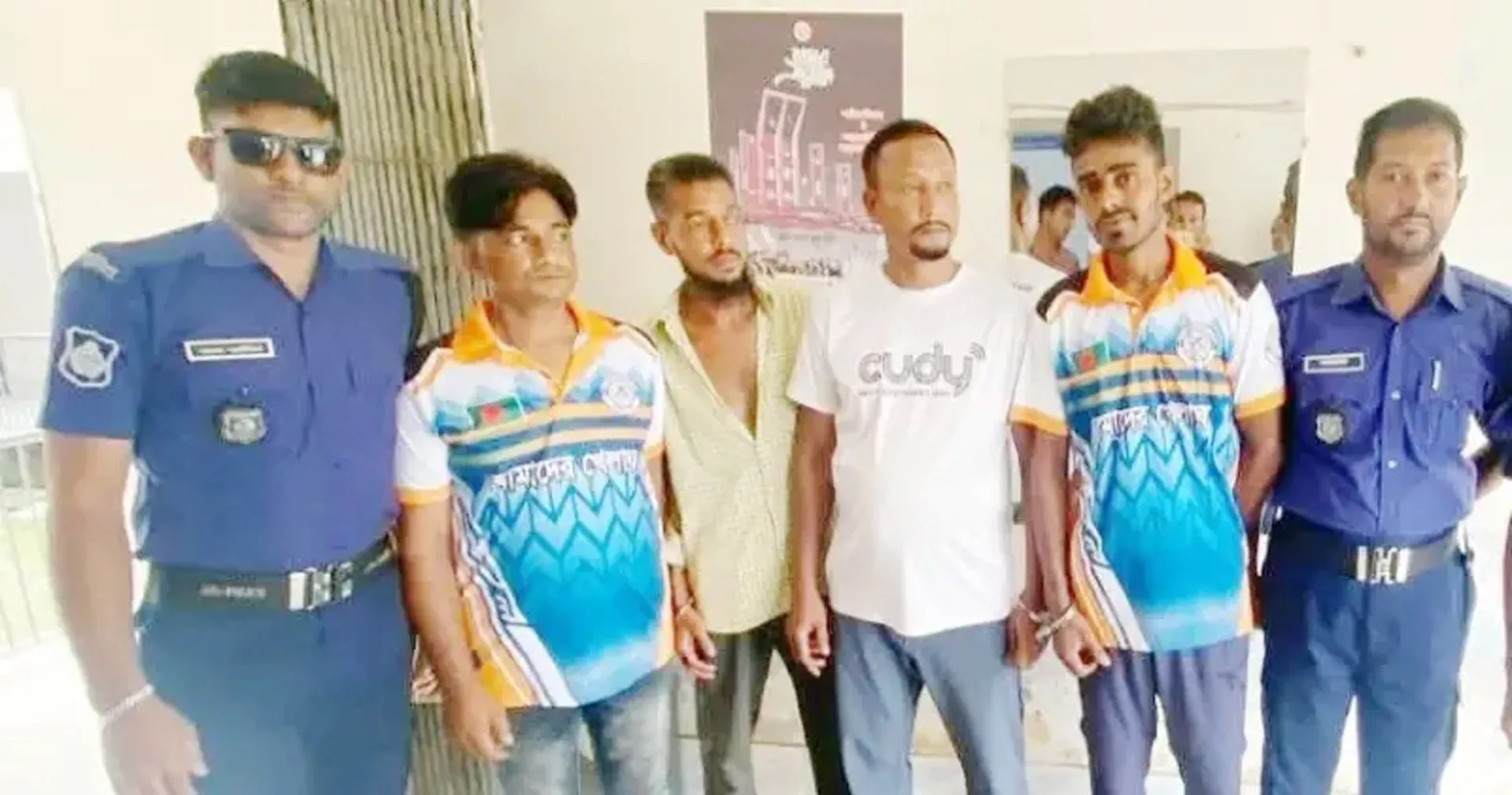 বরিশালে গরুর হাটে চাঁদাবাজি করতে গিয়ে চারজন গ্রেপ্তার